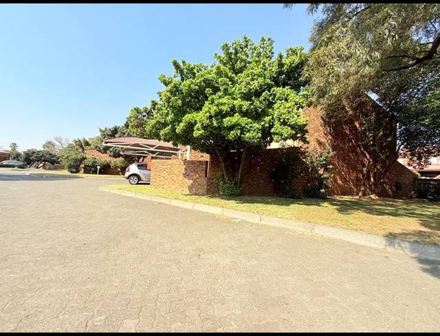 2 BEDROOM TOWNHOUSE FOR SALE IN VANDERBIJLPARK CE 3
